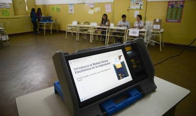 Cambios en la forma de votar: la primera elección provincial completa de un sistema electrónico de votación. Salta, 2013